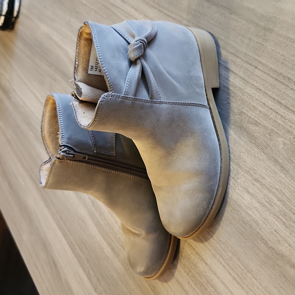 Girls booties size 1